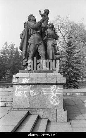 Bulgarie, Sofia, 11/16/1991. Archive.: 30-13-11 Sofia, capitale de l'État des Balkans de Bulgarie, est située à l'ouest du pays, au pied du mont Vitosha. Les monuments de la ville remontent à plus de 2 000 ans sous la domination grecque, romaine, ottomane et soviétique. Photo:Monument de l'armée soviétique [traduction automatique] Banque D'Images