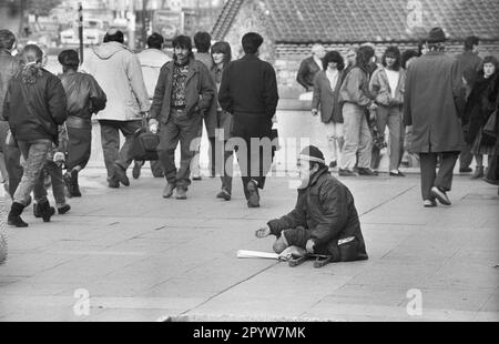 Bulgarie, Sofia, 11/16/1991. Archive.: 30-13-14 Sofia, capitale de l'État des Balkans de Bulgarie, est située à l'ouest du pays, au pied du mont Vitosha. Les monuments de la ville remontent à plus de 2 000 ans sous la domination grecque, romaine, ottomane et soviétique. Photo: Mendiants dans le centre-ville [traduction automatique] Banque D'Images