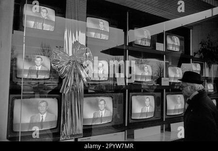 GDR, Berlin, 25.11.1988, TV avec arc à l'heure de Noël..., fenêtre de magasin, magasin à Alexanderplatz, [traduction automatique] Banque D'Images