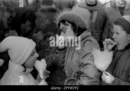 GDR, Berlin, 25.11.1988, maman, enfants coton bonbon, Au marché de Noël à Alexanderplatz, [traduction automatique] Banque D'Images