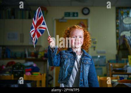 Sur la photo, un élève de l'école primaire de Waunarlwydd à Swansea, habillé pour célébrer le couronnement de sa Majesté le Roi samedi alors que les membres du public de tout le Royaume-Uni se préparent à l'événement historique qui verra le couronnement du Roi Charles. Les élèves de l'école ont eu la chance de porter des vêtements rouges, blancs et bleus pour leur uniforme scolaire et ont participé à des événements de couronnement tout au long de la journée. Banque D'Images