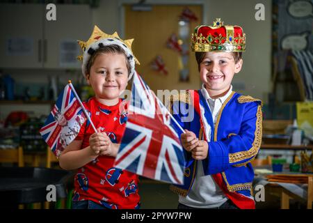 Sur la photo, des élèves de l'école primaire de Waunarlwydd à Swansea, vêtus pour célébrer le couronnement de sa Majesté le Roi samedi, alors que les membres du public de tout le Royaume-Uni se préparent à l'événement historique qui verra le couronnement du Roi Charles. Les élèves de l'école ont eu la chance de porter des vêtements rouges, blancs et bleus pour leur uniforme scolaire et ont participé à des événements de couronnement tout au long de la journée. Banque D'Images