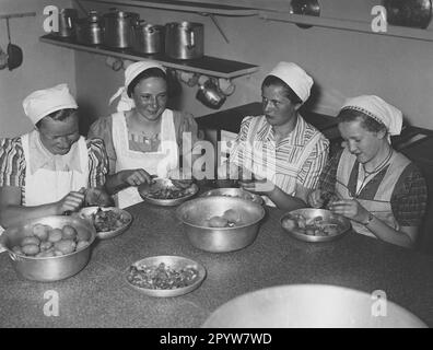 Formation au Kurmärkische Haushaltschule à Neuzelle: Pommes de terre à éplucher. Photo: Zoll [traduction automatique] Banque D'Images