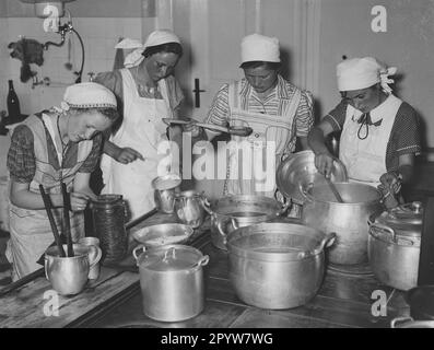 Formation au Kurmärkische Haushaltschule du BDM à Neuzelle: Cuisiner le repas. Photo: Douanes [traduction automatique] Banque D'Images