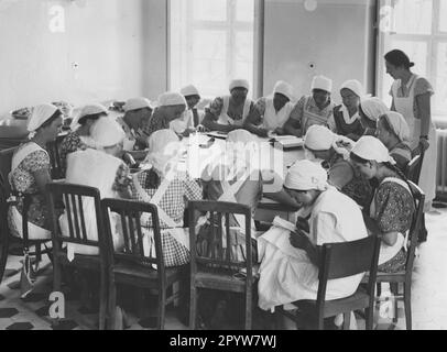 Formation au Kurmärkische Haushaltschule à Neuzelle : enseignement théorique en économie domestique. Photo: Zoll [traduction automatique] Banque D'Images