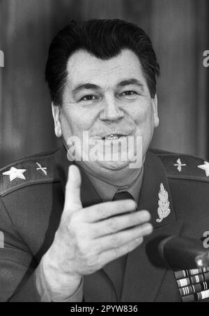 Allemagne, Bonn, 12 novembre 1991. archiver. 29-70-33 le ministre de la Défense de l'URSS, Shaposhnikov, à Bonn photo: Maréchal Yevgeny Ivanovich Shaposhnikov, [traduction automatique] Banque D'Images