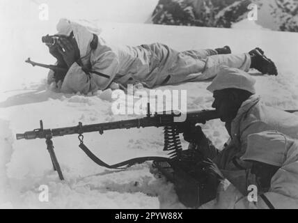 Troupes de montagne avec un MG 34 pendant le combat dans les hautes montagnes. Photo: Rieder. [traduction automatique] Banque D'Images