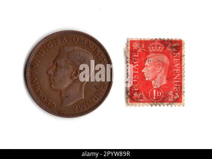 Pièce de monnaie de penny et timbre du règne du roi George VI isolé sur un fond blanc. Banque D'Images