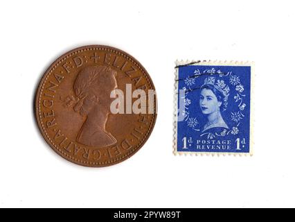 Pièce de monnaie de penny et timbre du règne de la reine Elizabeth II isolé sur un fond blanc. Banque D'Images