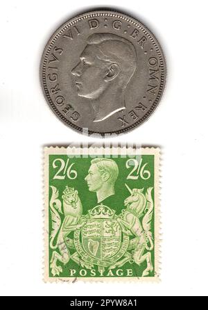 Demi-couronne et timbre du règne du roi George VI isolé sur fond blanc. Banque D'Images