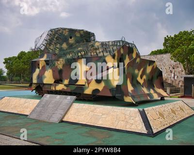 Le bulldozer blindé détruit par le héros de guerre Gamini Kularatne - partie d'un mémorial à Elephant Pass dans le nord du Sri Lanka sur la route A9 à Jaffna. Banque D'Images