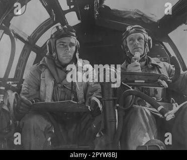 Les deux pilotes d'un Heinkel allemand He 111 sur un vol ennemi. Photo: Wannetzky [traduction automatique] Banque D'Images