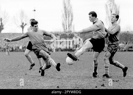 Borussia Dortmund - FC Schalke 04 6:3 /24.01.1960 / de gauche à droite = Otto Laszig, Jürgen Schütz, Karl Borutta [traduction automatique] Banque D'Images