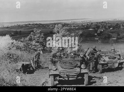 Soldats de la Leibstandarte-SS Adolf Hitler dans Volkswagen Kübelwagen sur le front est. Photo: Roth [traduction automatique] Banque D'Images