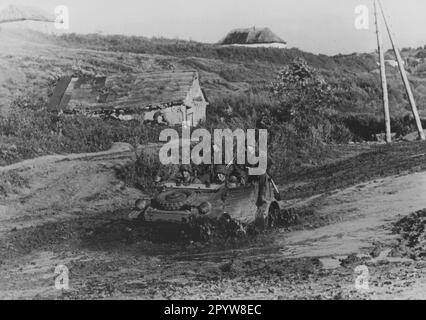 Soldats de la Leibstandarte-SS Adolf Hitler dans Volkswagen Kübelwagen sur le front est. Photo: Roth [traduction automatique] Banque D'Images