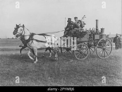Chariot tiré par des chevaux d'une colonne médicale avec un appareil pour la distillation de l'eau. La photo a probablement été prise au début de la guerre et de la marche à l'avant, parce que le passager a un bouquet de fleurs dans son fusil. [traduction automatique] Banque D'Images