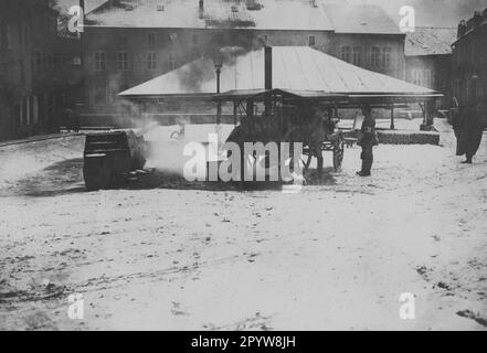 Une chaudière mobile pour la désinfection des vêtements de la Croix-Rouge sur le front occidental devant l'hôpital militaire de Stenay. [traduction automatique] Banque D'Images