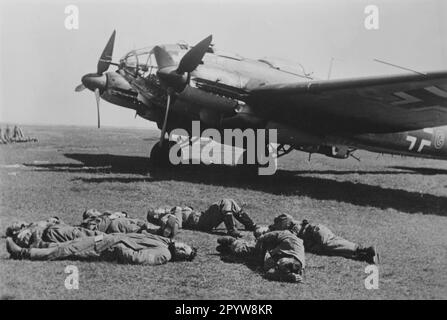 L'équipage d'un avion de chasse allemand est disposé avant une mission dans la partie sud du Front oriental (Ukraine). Photo PK: Klose [traduction automatique] Banque D'Images
