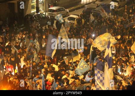 Arzano, Italie. 04th mai 2023. Célébrations et carrousels des supporters de la SSC Napoli pour la victoire du championnat de football de Serie A. (Photo de Salvatore Esposito/Pacific Press) Credit: Pacific Press Media production Corp./Alay Live News Banque D'Images