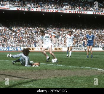 FB - BL , 34. matchday , Hamburger SV - Karlsruher SC 3:3 /29.05.1982/ Manfred Kaltz sur le chemin de 2:0 joue le gardien de but Rudolf Wimmer (KSC). Hartwig (HSV) et Bold (KSC) ne sont disponibles qu'à des fins journalistiques ! Usage éditorial uniquement ! [traduction automatique] Banque D'Images