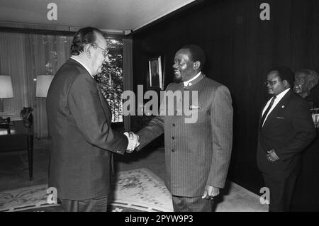 Allemagne, Bonn, 6 mai 1991. archiver. 27-21-21 visite du Président de l'UNITA Savimbi photo : le Ministre fédéral des affaires étrangères Hans-Dietrich Genscher et Jonas Malheiro Savimbi, homme politique angolais et dirigeant du mouvement anti-colonial UNITA , dans la mairie de Bad Godesberg. [traduction automatique] Banque D'Images