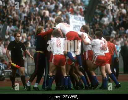 Finale de coupe DFB : Hamburger SV - Stuttgarter Kickers 3:1 /20.06.1987/ but célébration HSV [traduction automatique] Banque D'Images