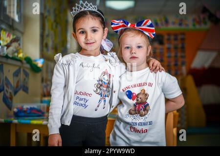 Sur la photo, des élèves de l'école primaire de Waunarlwydd à Swansea, vêtus pour célébrer le couronnement de sa Majesté le Roi samedi, alors que les membres du public de tout le Royaume-Uni se préparent à l'événement historique qui verra le couronnement du Roi Charles. Les élèves de l'école ont eu la chance de porter des vêtements rouges, blancs et bleus pour leur uniforme scolaire et ont participé à des événements de couronnement tout au long de la journée. Banque D'Images