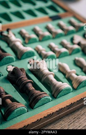 Une collection de pièces d'échecs disposées dans une caisse en bois Banque D'Images