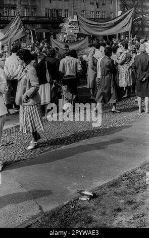 GDR, Berlin, 01.05.1987, 1. Rassemblement de mai 1987 sur la Karl-Marx-Allee, bouteille de bière, bouteille de liqueur, [traduction automatique] Banque D'Images