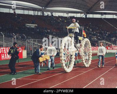 Didi Senft, concepteur de vélos, avec un vélo de football au stade Gottlieb Daimler de Stuttgart. [traduction automatique] Banque D'Images