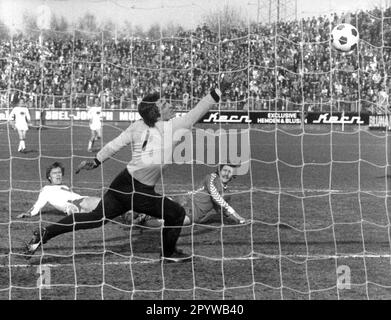 DFB Pokal 1975/76: 1. FC Kaiserslautern - Fortuna Düsseldorf 03.04.1976. But pour FCK par Walter Frosch. TW. Wilfried Woyke (F95) s'étire en vain. Pour un usage journalistique uniquement ! Réservé à un usage éditorial ! [traduction automatique] Banque D'Images