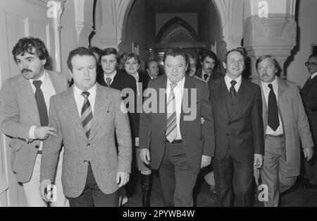 Le ministre bavarois, le président Straß, se trouve à l'hôtel de ville en chemin vers son discours lors du rassemblement CSU sur Marienplatz. 1st rangées à partir de la gauche. Peter Gauweiler, Gerold Tandler, Franz Josef Strauß et Erich Kiesl. [traduction automatique] Banque D'Images