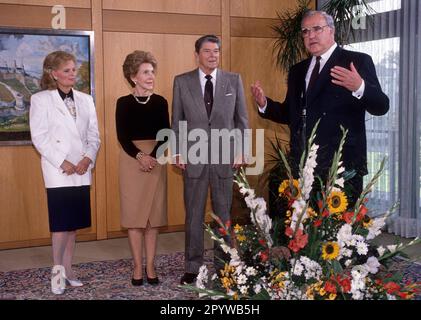 Hannelore KOHL , Nancy REAGAN , Ronald REAGAN et Helmut KOHL à Bonn , septembre 1990 [traduction automatique] Banque D'Images