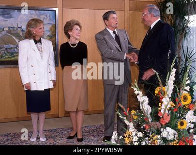 Hannelore KOHL , Nancy REAGAN , Ronald REAGAN et Helmut KOHL à Bonn , septembre 1990 [traduction automatique] Banque D'Images