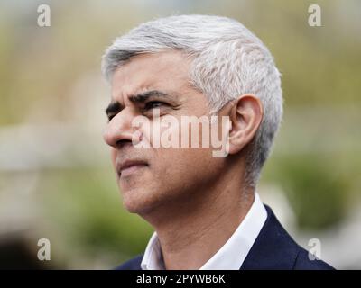 Maire de Londres Sadiq Khan lors d'une visite à la salle des opérations spécialisées du Metropolitan police Central Communications Command à Londres, pour voir les préparatifs de la police pour le couronnement du roi Charles III et de la reine Consort le week-end. Date de la photo: Vendredi 5 mai 2023. Banque D'Images