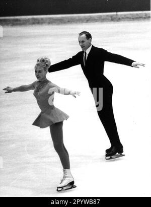 Championnats européens de patinage artistique 1969 à Garmisch-Partenkirchen : patinage libre par paires. Médaillés d'argent Lyudmila Beloussova/Oleg Protopov (URSS) en action. 14.02.1969 (estimation). [traduction automatique] Banque D'Images