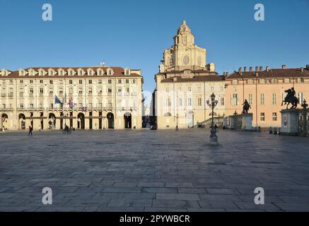 La véritable église de San Lorenzo est une église de Turin construite par la Savoie, elle est située sur la Piazza Castello centrale à quelques pas de la place. Banque D'Images