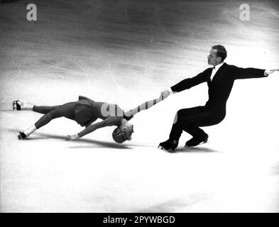 Jeux olympiques d'hiver 1968 à Grenoble : patinage artistique par paires. Médaillés d'or Lyudmila Beloussova/Oleg Protopov (URSS) en action. [traduction automatique] Banque D'Images