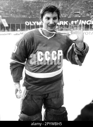 Hockey sur glace: Championnat du monde 1975 à Munich.le gardien de but Vladimir Tretjak (URSS) présente sa médaille 15.04.1975 (estimation). Pour un usage journalistique uniquement ! Réservé à un usage éditorial ! [traduction automatique] Banque D'Images