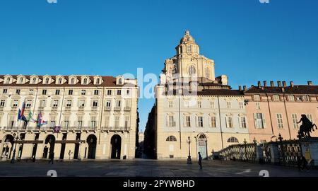 La véritable église de San Lorenzo est une église de Turin construite par la Savoie, elle est située sur la Piazza Castello centrale à quelques pas de la place. Banque D'Images