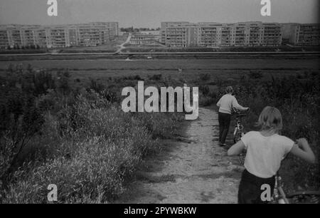 GDR, Berlin, 16,6.1988, sur le Kienberg à Hellersdorf ..., nouvelle zone de construction, domaine de logement préfabriqué, enfants avec des vélos en chemin, [traduction automatique] Banque D'Images