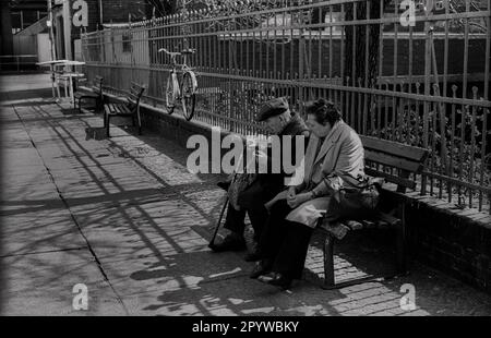 GDR, Berlin, 16,4.1988, couple âgé sur un banc de la ligne de S-Bahn à Dänenstraße, près de Schönhauser Allee, [traduction automatique] Banque D'Images