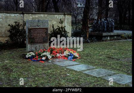 GDR, Berlin, 15.03.1988, pierre commémorative de la Große Hamburger Straße, à droite : groupe de sculptures de Wwill et Mark Lammert, site de l'ancienne maison de retraite juive, [traduction automatique] Banque D'Images