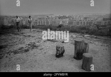 GDR, Berlin, 16,6.1988, sur le Kienberg à Hellersdorf ..., nouvelle zone de construction, domaine de logement préfabriqué, deux visiteurs, [traduction automatique] Banque D'Images