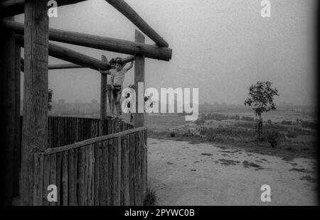 GDR, Berlin, 16,6.1988, sur le Kienberg à Hellersdorf ..., nouvelle zone de construction, domaine de logement préfabriqué, deux enfants sur un point de vue, [traduction automatique] Banque D'Images