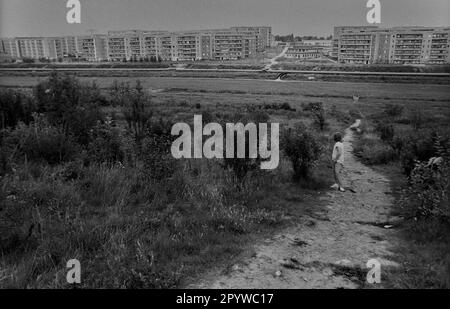 GDR, Berlin, 16,6.1988, sur le Kienberg à Hellersdorf ..., nouvelle zone de construction, domaine de logement préfabriqué, enfant en chemin, [traduction automatique] Banque D'Images