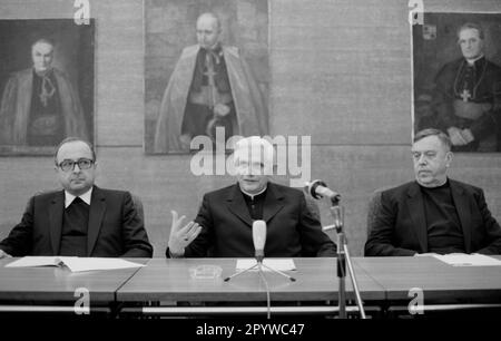 Joseph Cardinal Ratzinger lors de la conférence de presse annonçant son rappel à Rome. [traduction automatique] Banque D'Images