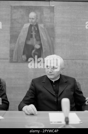 Joseph Cardinal Ratzinger lors de la conférence de presse annonçant son rappel à Rome. [traduction automatique] Banque D'Images