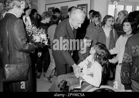 Le président fédéral Richard von Weizsäcker visite l'école Montessori de l'Aktion Sonnenschein, au Centre des enfants de Munich. Sur la gauche Marianne von Weizsäcker. [traduction automatique] Banque D'Images