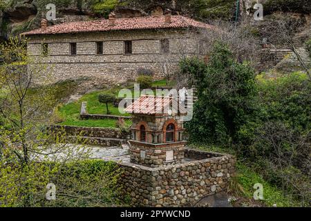 Une petite chapelle entourée d'une végétation luxuriante. Meteora, Kalabaka, Grèce. Banque D'Images